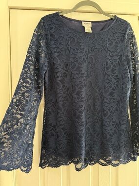 💙 Monroe & Main Blue Floral Lace Long-Sleeve Blouse 💙